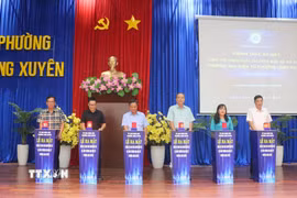 Đại biểu thực hiện nghi thức ra mắt và đưa vào vận hành Hệ sinh thái chuyển đổi số và Cổng thương mại điện tử phường Long Xuyên, tỉnh An Giang. (Ảnh: Công Mạo/TTXVN) 