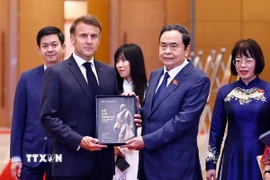 Chủ tịch Quốc hội Trần Thanh Mẫn trao tặng sách về Bác Hồ cho Tổng thống Cộng hòa Pháp Emmanuel Macron. (Ảnh: Doãn Tấn/TTXVN)