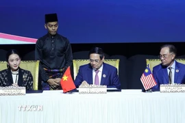 Thủ tướng Phạm Minh Chính cùng lãnh đạo các nước ASEAN ký Tuyên bố Kuala Lumpur “ASEAN 2045: Tương lai chung của chúng ta". (Ảnh: Dương Giang/TTXVN)