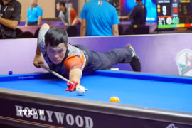 Cơ thủ Dương Thành Luân thi đấu tại Giải Billiards Carom 3 băng quốc tế SCTV Cup 2025. (Ảnh: Trung Tuyến/TTXVN)