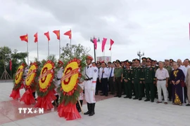 Các đại biểu đặt hoa, dâng hương tại Tượng đài chiến thắng Núi Thành. (Ảnh: Đoàn Hữu Trung/TTXVN)