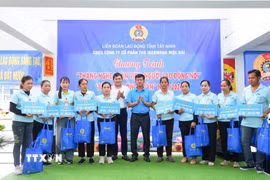 Liên đoàn Lao động tỉnh Tây Ninh trao quà tặng đoàn viên, người lao động có hoàn cảnh khó khăn tại Chương trình “Bữa cơm Công đoàn” năm 2026. (Ảnh: Minh Phú/TTXVN)