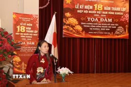 Bà Lê Thương, Chủ tịch Hiệp hội Người Việt Nam vùng Kansai phát biểu tại lễ kỷ niệm. (Ảnh: Nguyễn Tuyến/TTXVN)