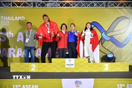 Vận động viên Nguyễn Thị Hải giành Huy chương Vàng và Nguyễn Thị Kiều giành Huy chương Bạc môn Ném đĩa nữ hạng thương tật F57. (Ảnh: TTXVN phát)