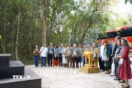 Các đại biểu tưởng niệm các thế hệ chiến sỹ Thông tấn xã Giải phóng đã hy sinh trong cuộc đấu tranh giải phóng miền Nam, thống nhất đất nước. (Ảnh: Minh Phú/TTXVN)