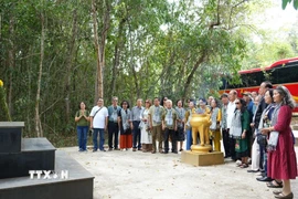 Các đại biểu tưởng niệm các thế hệ chiến sỹ Thông tấn xã Giải phóng đã hy sinh trong cuộc đấu tranh giải phóng miền Nam, thống nhất đất nước. (Ảnh: Minh Phú/TTXVN)