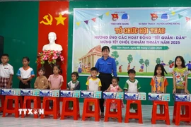 Ban tổ chức tặng quà cho trẻ em Khmer có hoàn cảnh khó khăn. (Ảnh: Văn Sĩ/TTXVN)