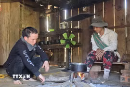 Anh A Nhanh (trái) ở xã Đăk Na (huyện Tu Mơ Rông, tỉnh Kon Tum) được giải cứu và trở về nhà sau khi bị lừa sang Campuchia với chiêu trò “việc nhẹ, lương cao.” (Ảnh: Khoa Chương/TTXVN)
