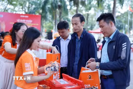 Đại biểu tham quan các sản phẩm từ càphê, cacao của MISS EDE ở tỉnh Đắk Lắk. (Ảnh: Hoài Thu/TTXVN)