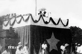 Sáng 2/9/1945, tại Quảng trường Ba Đình lịch sử, Chủ tịch Hồ Chí Minh đọc Tuyên ngôn Độc lập, khai sinh nước Việt Nam Dân chủ Cộng hòa, khẳng định trước quốc dân đồng bào và toàn thế giới: “Nước Việt Nam có quyền hưởng tự do và độc lập, và sự thực đã thành một nước tự do và độc lập. Toàn thể dân Việt Nam quyết đem tất cả tinh thần và lực lượng, tính mệnh và của cải để giữ vững quyền tự do và độc lập ấy”. (Ảnh: TTXVN)