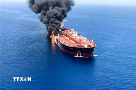 Một con tàu bị lực lượng Houthi tấn công trên Biển Đỏ. (Ảnh tư liệu: IRNA/TTXVN)