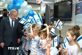 Thủ tướng Israel Benjamin Netanyahu khai giảng năm học mới tại Trường Tiểu học Begin ở Nof Hagalil. (Ảnh: TTXVN phát)