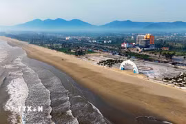 Khu du lịch biển Xuân Thành (xã Tiên Điền) là địa chỉ hấp dẫn đối với du khách khi mùa hè đến. (Ảnh: Hữu Quyết/TTXVN)