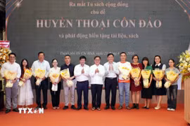 Ban tổ chức tặng hoa tới các đơn vị xuất bản, phát hành đã trao tặng sách cho tủ sách “Huyền thoại Côn Đảo.” (Ảnh: Trung Tuyến/TTXVN)
