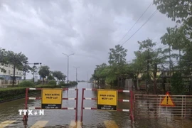 Nhiều tuyến đường thành phố Huế phải đặt biển cảnh báo vì ngập sâu. (Ảnh: Mai Trang/TTXVN)
