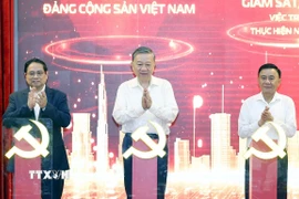 Tổng Bí thư Tô Lâm, Thủ tướng Phạm Minh Chính, Thường trực Ban Bí thư Trần Cẩm Tú thực hiện nghi thức ra mắt 3 nền tảng số phục vụ triển khai Nghị quyết 57-NQ/TW. (Ảnh: Thống Nhất/TTXVN)