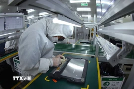 Lắp ráp máy tính xách tay tại nhà máy của Công ty Heesung Electronics Việt Nam, Khu công nghiệp Tràng Duệ, quận An Dương, thành phố Hải Phòng. (Ảnh: Vũ Sinh/ TTXVN)