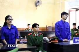 Bị cáo Bùi Duy Hiếu và Triệu Thanh Tuyền tại phiên tòa. (Ảnh: TTXVN phát)