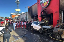 Hiện trường vụ nổ gây hỏa hoạn tại cửa hàng bách hóa ở Hermosillo, bang Sonora, Mexico, ngày 1/11/2025. (Ảnh: THX/TTXVN)