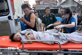 Cháu K. đã được sơ cứu kịp thời và chuyển lên cơ sở y tế tuyến trên để điều trị, theo dõi. (Ảnh: TTXVN phát)