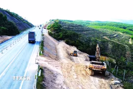 Phương tiện thi công nền đường để mở rộng cao tốc Cam Lộ-La Sơn, đoạn qua thành phố Huế. (Ảnh: Nguyên Lý/TTXVN) 