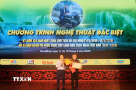 Chủ tịch UBND tỉnh Cao Bằng Lê Hải Hòa tặng Bằng khen cho Nhà hát kịch Việt Nam. (Ảnh: Chu Hiệu/TTXVN)