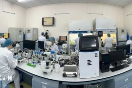 Phòng thí nghiệm Công nghệ Sinh học Trường Đại học Quốc tế, Đại học Quốc gia Thành phố Hồ Chí Minh. (Ảnh: Thanh Vũ/TTXVN)