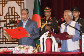 Ông Muhammad Yunus (phải) tuyên thệ nhậm chức người đứng đầu Chính phủ lâm thời Bangladesh, tại Dhaka, ngày 8/8/2024. (Ảnh: THX/TTXVN)