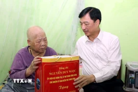 Chủ nhiệm Ủy ban Kiểm tra Trung ương Nguyễn Duy Ngọc thăm, tặng quà mẹ Việt Nam anh hùng Nguyễn Thị Kim (93 tuổi ở phường Đông Kinh) - là mẹ của hai liệt sỹ. (Ảnh: Văn Đạt/TTXVN)