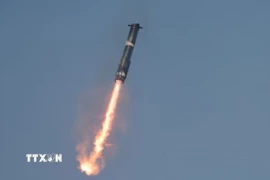 Tên lửa đẩy mang theo tàu vũ trụ Starship rời khỏi bệ phóng tại Brownsville, Texas, Mỹ. (Ảnh: REUTERS/TTXVN)