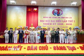 Lãnh đạo tặng hoa cho Ban chấp hành Đảng ủy Công an tỉnh Gia Lai nhiệm kỳ 2025-2030. (Ảnh: Sỹ Thắng/TTXVN)