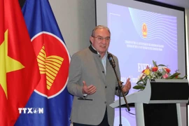 Ông Luliu Winkler, Phó Chủ tịch Ủy ban Thương mại Quốc tế, Nghị viện châu Âu (EP), phát biểu tại hội thảo "Hiệp định EVFTA: Kết quả triển khai 5 năm qua và phương hướng tận dụng hiệu quả hơn trong tình hình mới”, ngày 6/6/2025 tại Brussels. (Ảnh: Hương Giang/TTXVN)