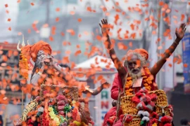 Các tín đồ đạo Hindu tham gia Lễ hội Mahakumbh Mela ở Prayagraj, Ấn Độ. (Ảnh: ANI/TTXVN)