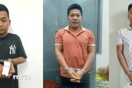 Các đối tượng truy nã bị Công an thành phố Cần Thơ bắt giữ (từ phải sang): Thạch Liêu Hải Định, Bùi Việt Hào và Trần Tuấn Anh. (Ảnh: TTXVN phát)