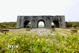 Cửa Nam-Thành nhà Hồ. (Ảnh: Hoa Mai/TTXVN)