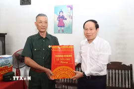 Phó Thủ tướng Chính phủ Lê Tiến Châu tặng quà cho thương binh Đào Đình Hảo. (Ảnh: TTXVN phát)