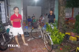 Các đối tượng liên quan vụ "Cố ý gây thương tích dẫn đến chết người" tại phường Khánh Hậu, tỉnh Tây Ninh được Cơ quan Cảnh sát điều tra Công an tỉnh Tây Ninh đưa đến hiện trường để phục vụ công tác điều tra. (Ảnh: TTXVN phát)
