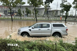 Đường gom Đại lộ Thăng Long ngập sâu, xe máy, ôtô tràn vào cao tốc gây ùn tắc