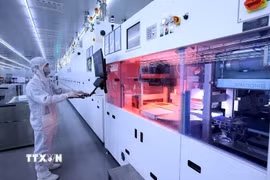 Vận hành dây chuyền sản xuất pin năng lượng mặt trời tại Công ty Trách nhiệm hữu hạn Toyo Solar, khu công nghiệp Cẩm Khê, huyện Cẩm Khê. (Ảnh: Tuấn Anh/TTXVN) 