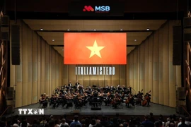 Nghệ sỹ biểu diễn trong chương trình hòa nhạc “Italia Mistero: Bí ẩn nước Ý.” (Ảnh: TTXVN phát) 