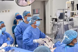 Các bác sỹ Bệnh viện Nhi đồng 1 tiến hành lấy tạng từ người hiến. (Ảnh: TTXVN phát)