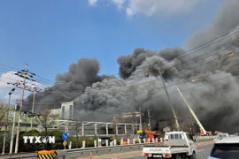 Hiện trường vụ hỏa hoạn tại nhà máy phụ tùng ôtô ở Daejeon, Hàn Quốc, ngày 20/3/2026. (Ảnh: Yonhap/TTXVN)