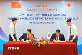 Ông Trần Quốc Phương, Thứ trưởng Bộ Tài chính và Đại sứ Đặc mệnh toàn quyền Nhật Bản tại Việt Nam Ito Naoki thay mặt Chính phủ hai nước ký Công hàm. (Ảnh: Lê Đông/TTXVN)