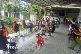 Các đối tượng tham gia cá độ bóng đá. (Ảnh: TTXVN phát)