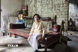 Bà Hồ Thị Ngọc Bình (80 tuổi, hộ nghèo tại Tổ dân phố số 4, phường Cẩm Lệ) muốn bán một phần đất để có tiền sửa nhà và lo tuổi già, nhưng không được bán vì vướng quy hoạch “treo.” (Ảnh: Quốc Dũng/TTXVN) 