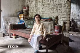 Bà Hồ Thị Ngọc Bình (80 tuổi, hộ nghèo tại Tổ dân phố số 4, phường Cẩm Lệ) muốn bán một phần đất để có tiền sửa nhà và lo tuổi già, nhưng không được bán vì vướng quy hoạch “treo.” (Ảnh: Quốc Dũng/TTXVN) 