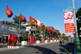 Cờ, hoa và pa-nô tuyên truyền về cuộc bầu cử đại biểu Quốc hội khóa XVI và đại biểu Hội đồng nhân dân các cấp nhiệm kỳ 2026-2031 được trang trí trên tuyến đường 16 tháng 4 phường Phan Rang (Khánh Hòa). (Ảnh: Nguyễn Thành/TTXVN)