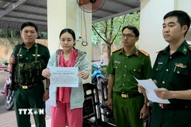 Đối tượng Nguyễn Thị Huyền bị tạm giữ. (Ảnh: TTXVN phát)
