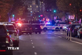 Cảnh sát phong tỏa hiện trường vụ xả súng ở Washington, D.C., Mỹ. (Ảnh: THX/TTXVN) 