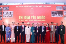 Các đại biểu chụp ảnh lưu niệm tại khu Trưng bày ảnh của Thông tấn xã Việt Nam. (Ảnh: Văn Điệp/TTXVN)